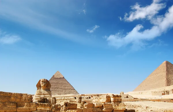 Pirâmide egípcia e esfinge — Fotografia de Stock