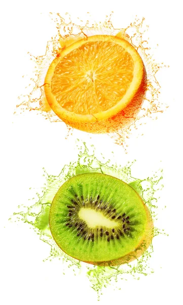 Kiwi e laranja molhado — Fotografia de Stock