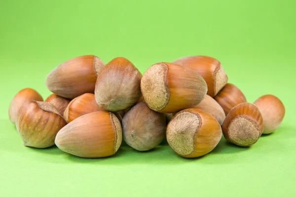 Орехи на зеленом фоне — стоковое фото