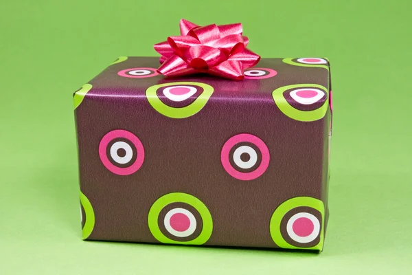 Caixa de presente sobre o fundo verde — Fotografia de Stock
