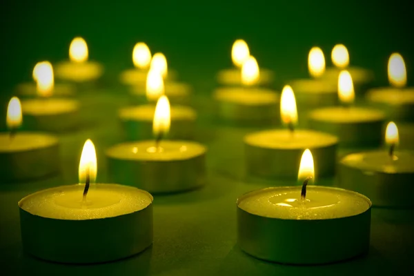 Теплый зажженные свечи — стоковое фото