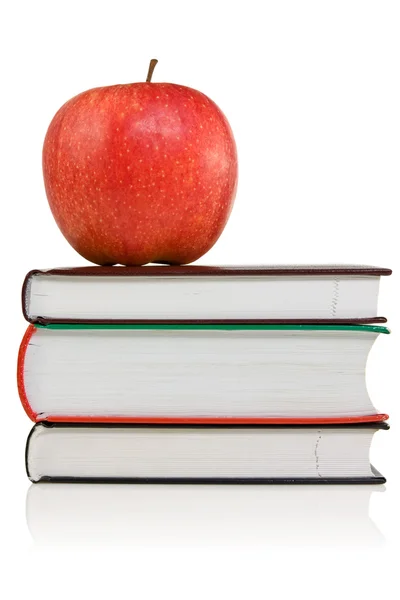 Libros con una manzana roja en la parte superior —  Fotos de Stock