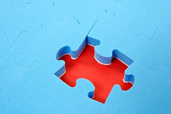 Puzzle azul com um pedaço faltando — Fotografia de Stock