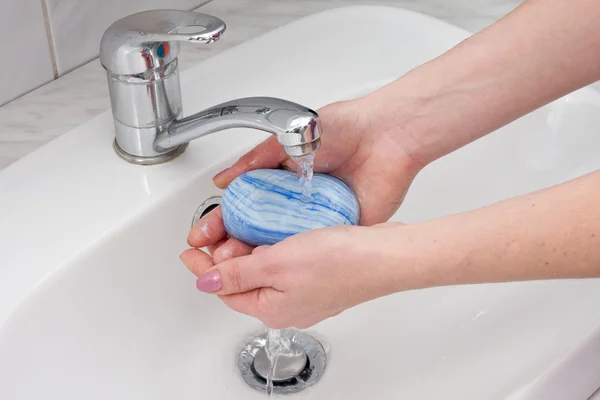 Hände waschen mit Seife — Stockfoto
