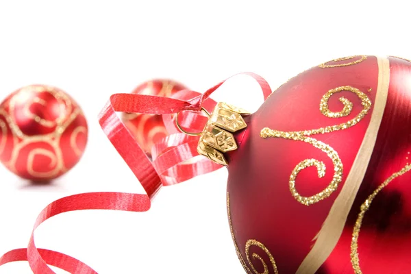 Rode kerstballen over Wit — Stockfoto
