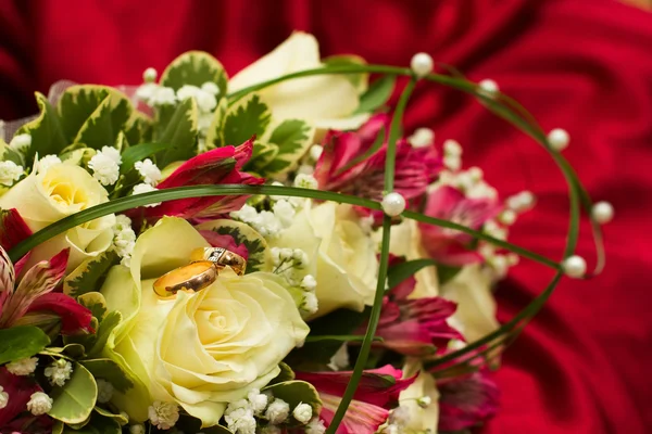 Ring on bouquet. — Stock Photo, Image