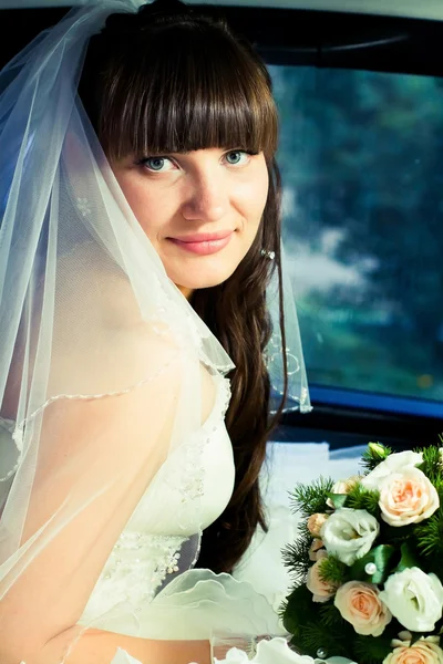 Bruid in de auto. — Stockfoto