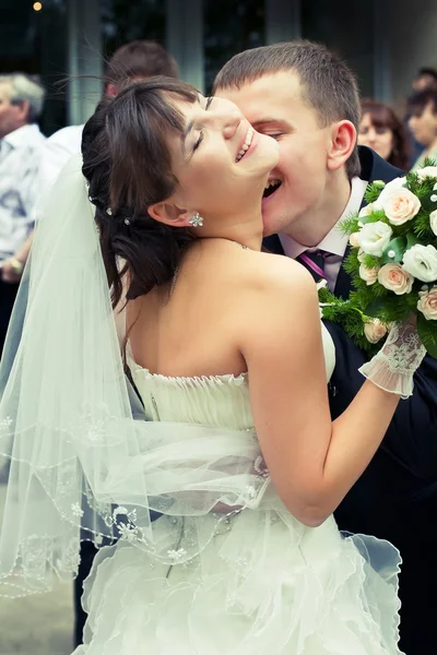 Newlyweds is smiling — Stock Photo, Image