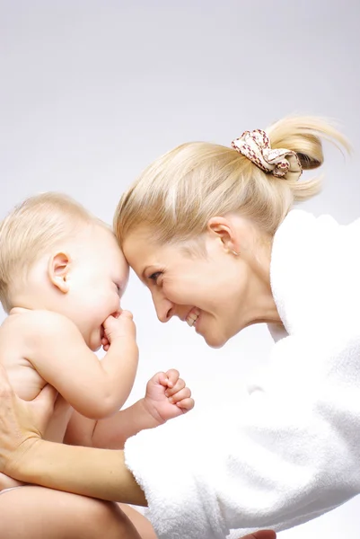 Boldog anya-fiú baba — Stock Fotó