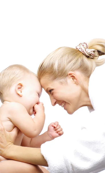 Mãe feliz com bebê menino isolado sobre branco — Fotografia de Stock