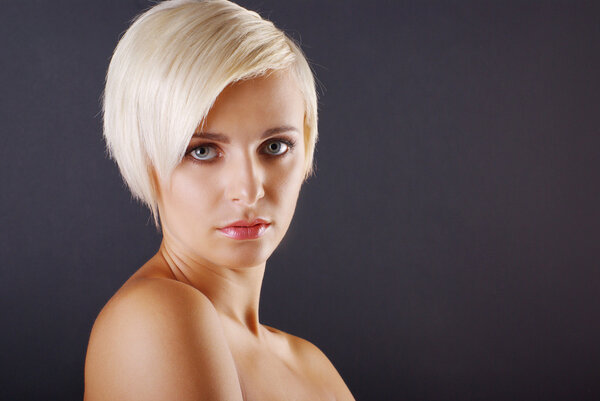 Портрет красивой модной молодой женщины
