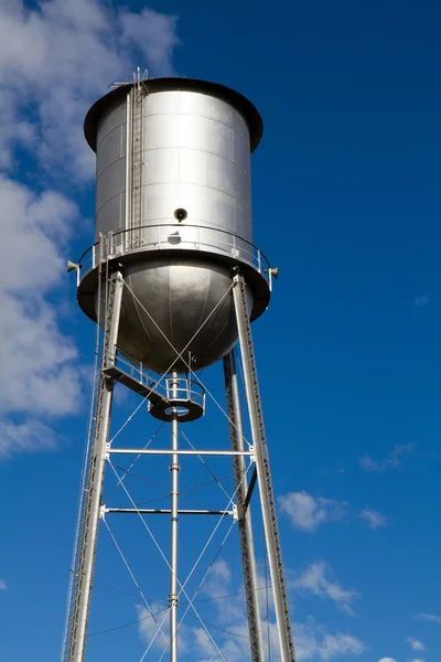 Oude gerestaureerde watertoren — Stockfoto