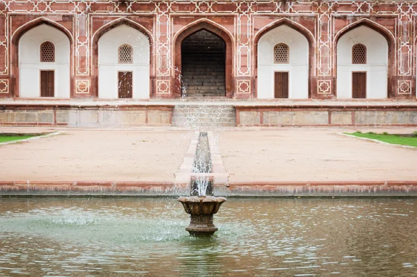 在德里，印度胡马雍陵墓的喷泉 — 图库照片