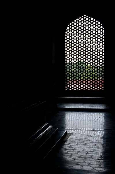 Janela e lápide em túmulo, Índia — Fotografia de Stock