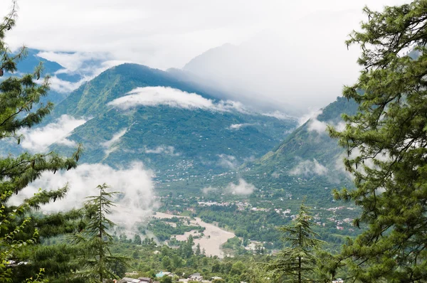 Туман в долине между высокими горами — стоковое фото