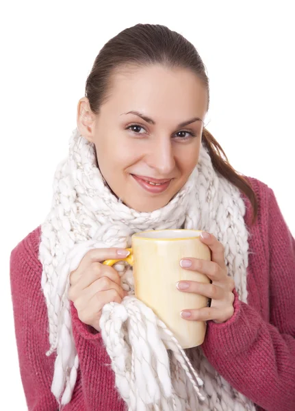 Молодая женщина с чашкой в зимнем свитере и шарфе — стоковое фото