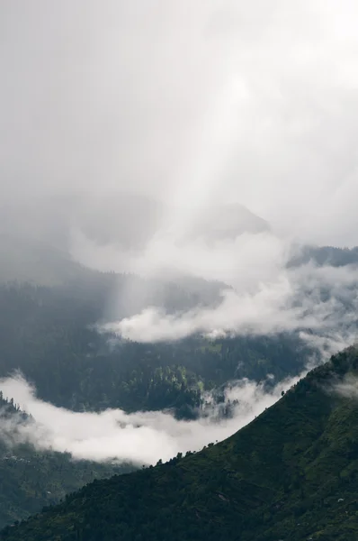 Rays struggle through the fog in mountains — Stock Photo, Image