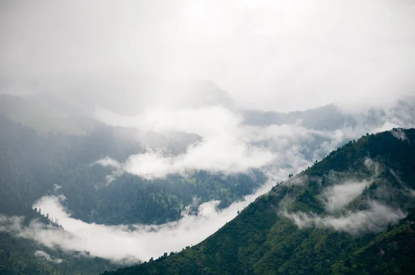 Los rayos luchan entre la niebla en las montañas — Foto de Stock