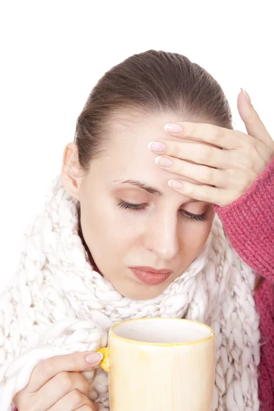 Хвора жінка з чашкою в зимовому шарфі — стокове фото