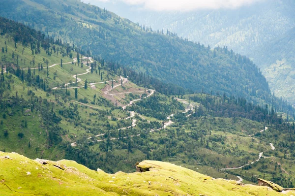 Серпантинная дорога в горах — стоковое фото