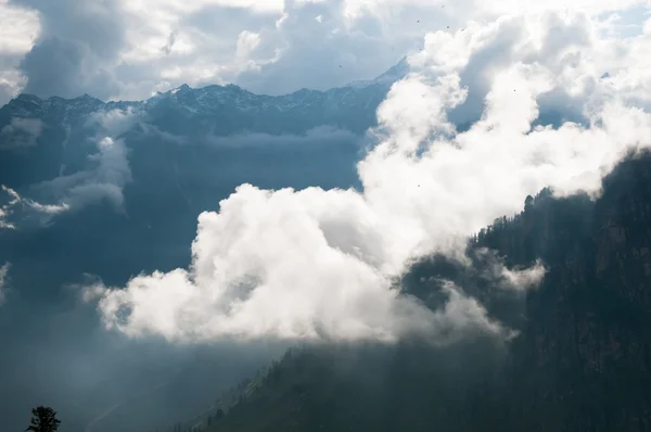 Pico de montaña envuelto en nubes — Foto de Stock