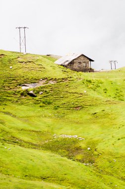 dağlarda eski taş geleneksel ev