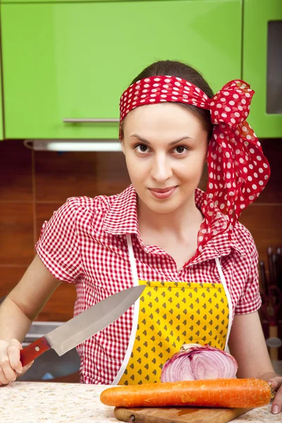 Mujer en la cocina con cuchillo y verduras —  Fotos de Stock