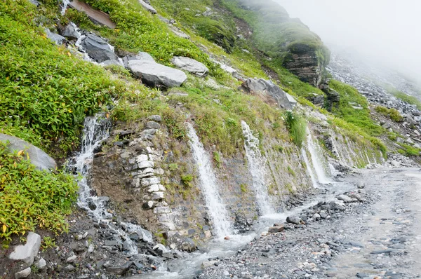 Водопад на горной дороге — стоковое фото