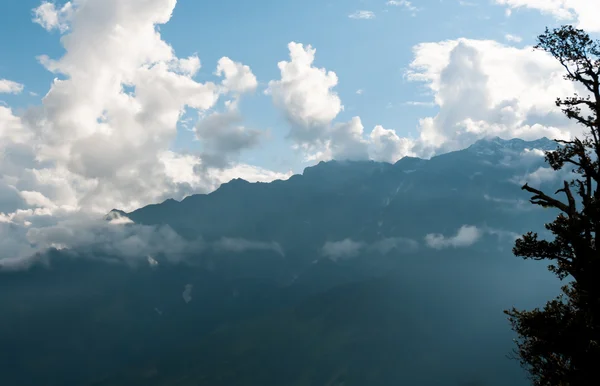 stock image Rays struggle through the fog in mountains