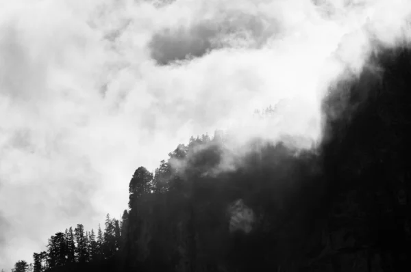 Горная вершина, покрытая облаками — стоковое фото