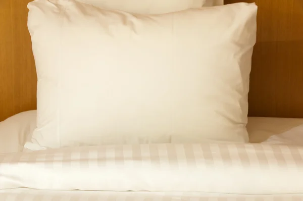 Bílý polštář a deka — Stock fotografie