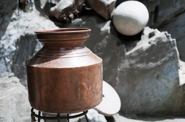 Стара забита латунна посудина — стокове фото