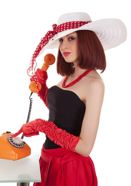 Модная девушка в стиле ретро с винтажным телефоном — стоковое фото