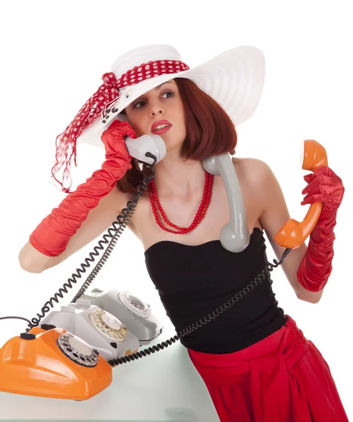 Mode meisje in retro stijl met vintage telefoons — Stockfoto