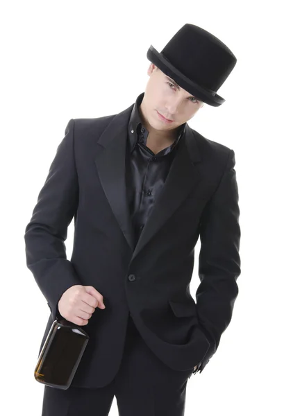 Hombre en traje negro austero y sombrero con whisky — Foto de Stock
