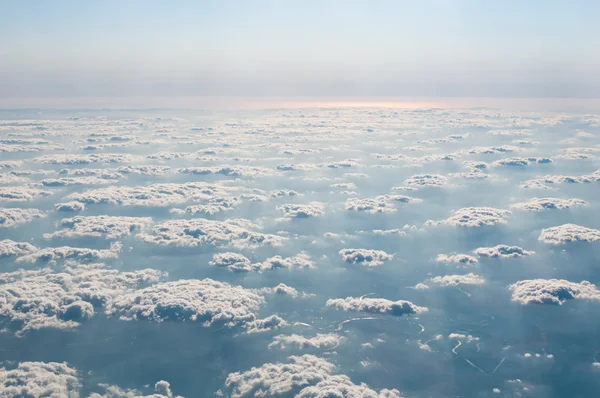 Prachtig uitzicht boven cloudscape, bergen, rivier — Stockfoto