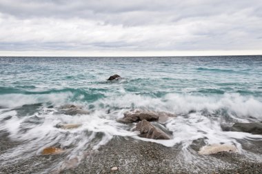 dramatik fırtına bulutları ve deniz