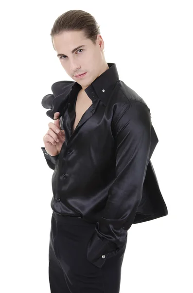 Серьезный человек в стильной черной шелковой рубашке — стоковое фото