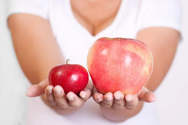 Świeże czerwone jabłka w ręce kobiety z bliska — Zdjęcie stockowe