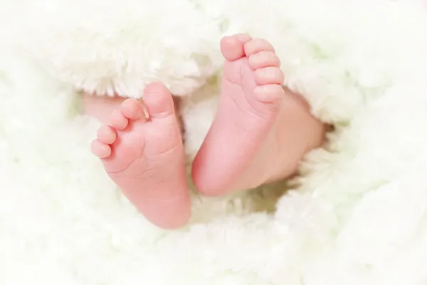 Primer plano de los pies del bebé — Foto de Stock
