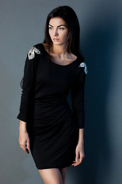 Mooie modieuze vrouw in zwarte jurk — Stockfoto