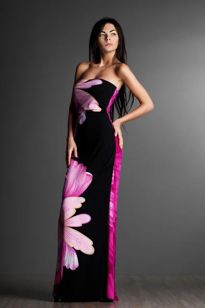 ピンクのドレスで美しいファッショナブルな女性 — ストック写真