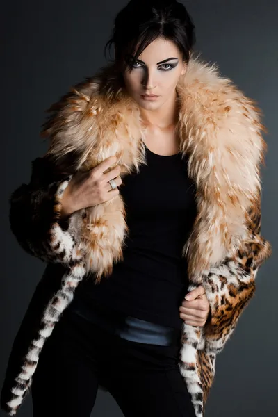 美しいファッショナブルな女性の毛皮のコートで — ストック写真