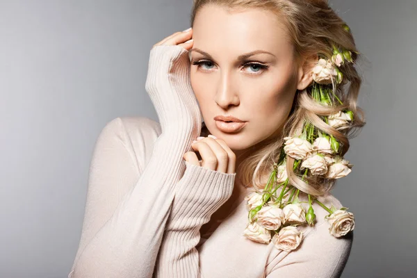 Elegante modische Frau mit Blumen — Stockfoto