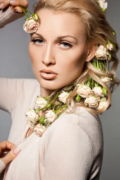 Mulher elegante e elegante com flores — Fotografia de Stock