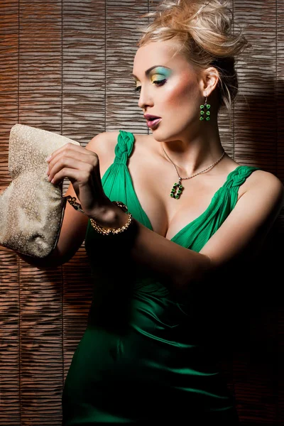 緑のドレスでエレガントなおしゃれな女性 — ストック写真