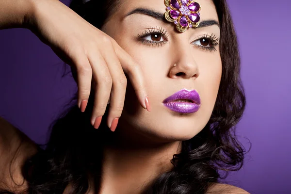 Elegante modische Frau mit violetten Lippen — Stockfoto