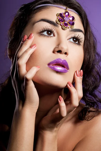Elegante mujer de moda con labios violetas — Foto de Stock