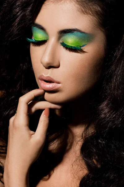 Elegant fashionabla kvinna med gröna visage — Stockfoto