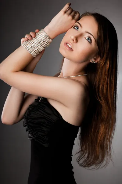 Elegant fashionabla kvinna med silver smycken — Stockfoto